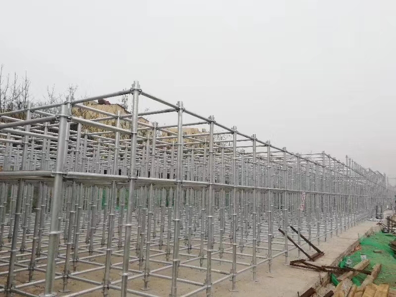 搭建腳手架橫向掃地桿與縱向掃地桿時，怎么設(shè)置好？ (圖1)